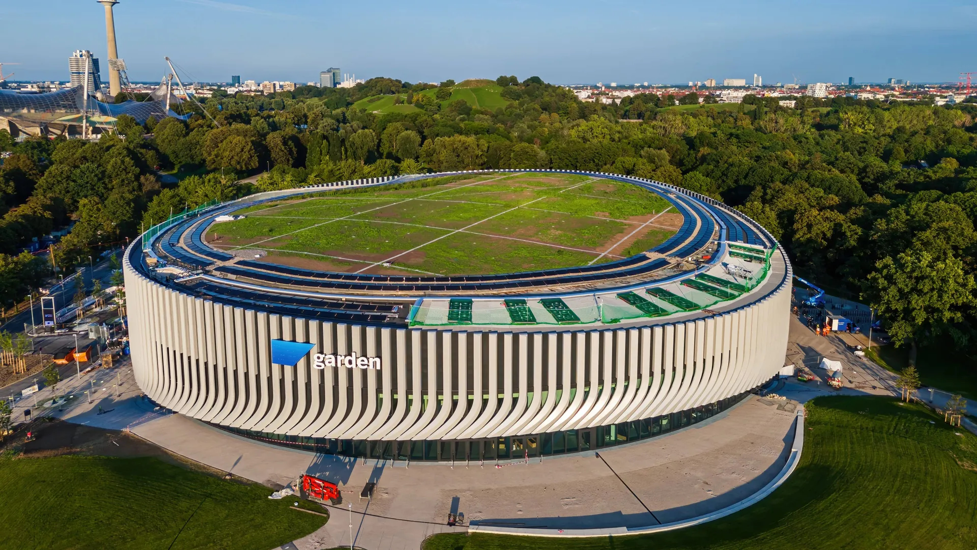 luftaufnahme-des-sap-garden-das-dach-der-arena-ist-begruent