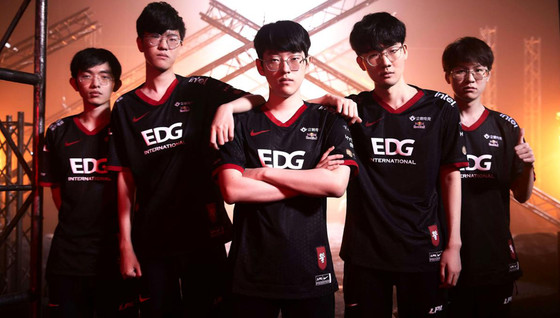 Quels sont les champions choisis par EDG pour le skin World ?