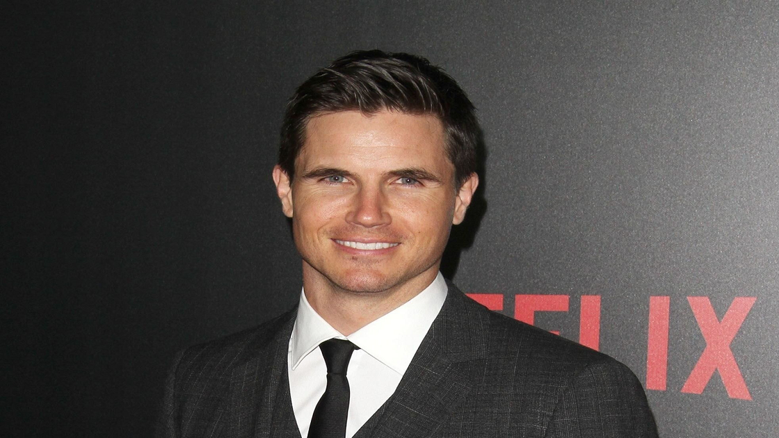 Robbie Amell The Witcher : Tout ce que vous devez savoir sur lui et son personnage, Gallatin