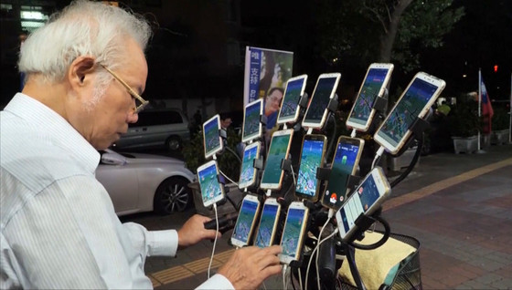 Après un AVC, le papy taïwanais qui joue à Pokémon Go avec des dizaines de mobiles se remet en route !
