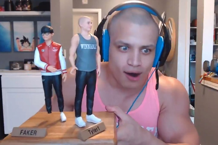 LoL : T1 offre à Tyler1 une figurine de lui et de Faker