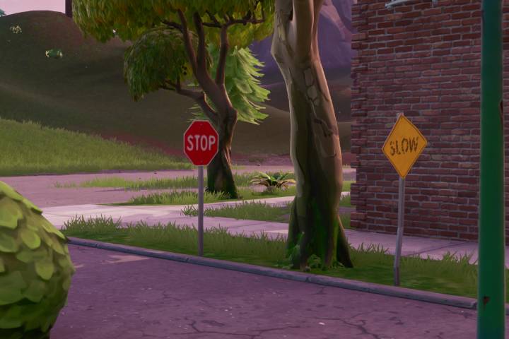 Fortnite : Détruire des panneaux stop en portant la tenue Déclic, défi Road Trip, saison 10