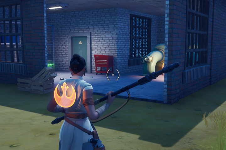 Fortnite : Chercher le lama doré de Midas entre une casse, une station-service et une aire de camping-cars, défi de Midas