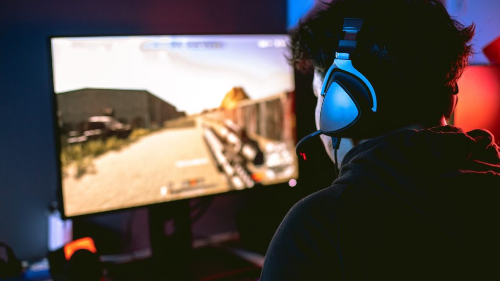 24 vs 27 pouces : quel écran gaming choisir pour dominer vos parties ?