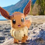 La toute première collection LEGO Pokémon est officielle : Pikachu, Évoli, Dracaufeu, Florizarre et Tortank arrivent le 27 février 2026. Prix, précommandes et détails des sets.
